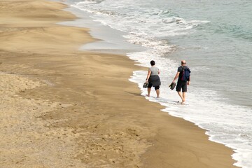 pareja paseando frente al mar