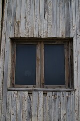 antigua ventana en cobertizo de madera