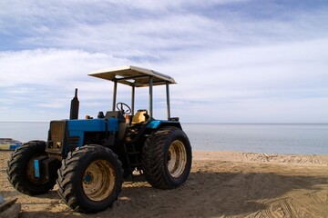 antiguo tractor en la playa