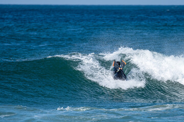 Obraz premium Bodyboarder surfing ocean wave