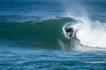 Obraz premium Bodyboarder surfing ocean wave
