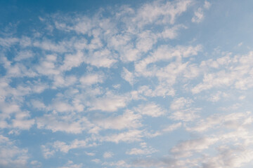Cielo ligeramente despejado en verano al atardecer 