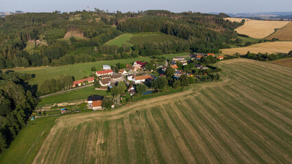 Fototapeta na wymiar Petit village de campagne situé en République tchèque au milieu de divers champs