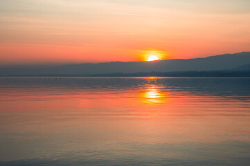 magnifique coucher du soleil hivernal sur le lac Léman