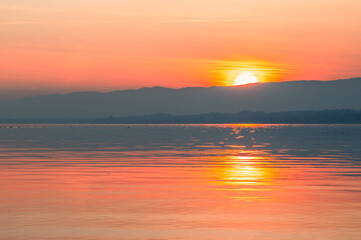 Obraz premium magnifique coucher du soleil hivernal sur le lac Léman