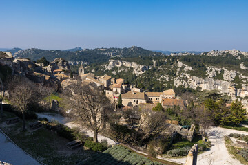 Fototapeta na wymiar Village médiéval des Baux-de-Provence depuis la basse-cour du château fort