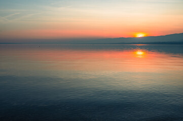 Fototapeta premium magnifique coucher du soleil hivernal sur le lac Léman