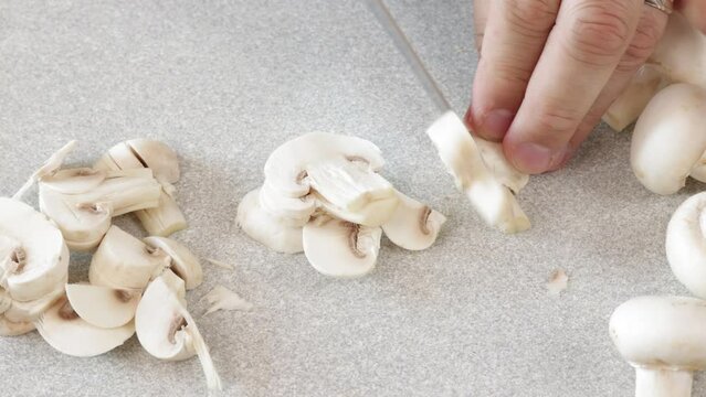 champignons de Paris coup&eacute;s au couteau en gros plan