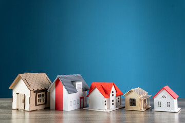 Models of houses of different sizes on the table