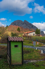 Parada de autobus con vistas al caserio en Urkiola, Pais Vasco © AcasPhotography