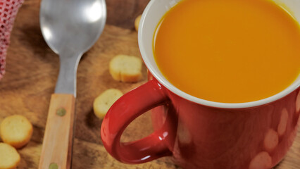 bol de soupe aux légumes et croutons, en gros plan, sur une table