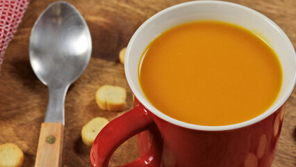 bol de soupe aux légumes et croutons, en gros plan, sur une table