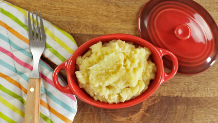 plat de purée de pommes de terre, en gros plan, sur une table