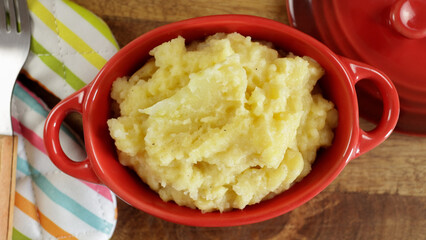 plat de purée de pommes de terre, en gros plan, sur une table
