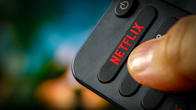 Vaison la Romaine - France - 02032023 - la marque Netflix écrite sur une télécommande tenu par une main
