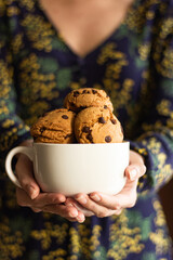 Tazón con galletas sostenida en mano