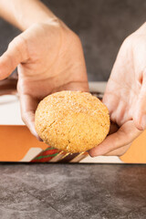 Galleta con relleno de manzana en mano para obsequiar