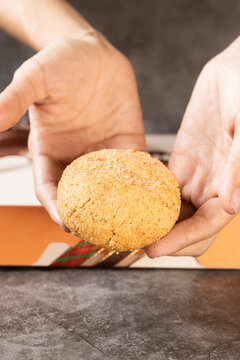 Galleta con relleno de manzana en mano para obsequiar