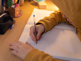 Enfant qui fait ses devoir sur son bureau