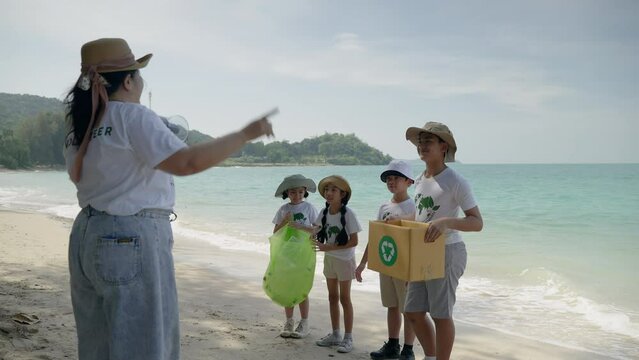 children's volunteers They are collecting plastic waste on the beach to help reduce marine pollution.
