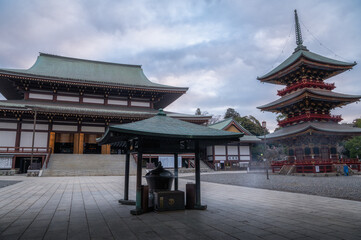 Fototapeta premium 千葉県成田市 早朝の成田山新勝寺