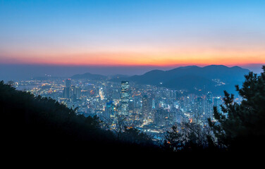 Obraz premium cenic view of Pusan city skyline in the mountains at night
