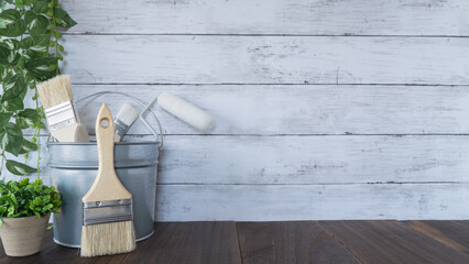 白い木の壁と塗装道具｜DIY・リフォーム・塗装業者　イメージ