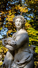 Fototapeta na wymiar Estatua femenina