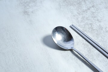 韓国スタイルのステンレス製のスプーンのスッカラと、お箸のチョッカラ