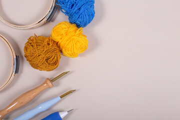 Material para bordar, aguja mágica, bastidor, madejas de lana color azul, amarillo y mostaza para...