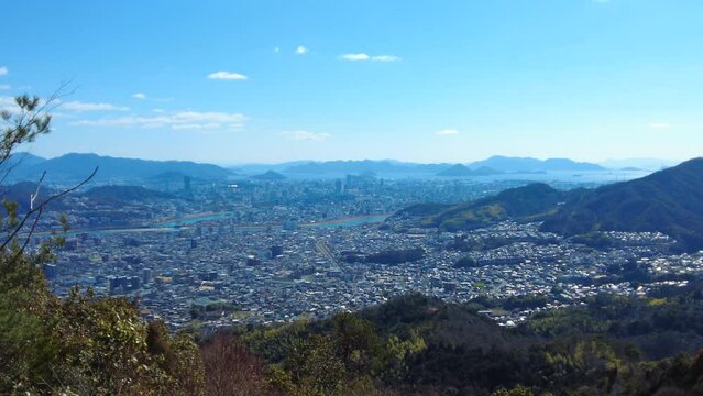 武田山から見える広島市中区の風景と瀬戸内海に浮かぶ江田島などの島々  4K  フィックスショット  2023年2月26日
