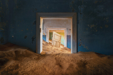 Fototapeta na wymiar Kolmanskop, The abandoned houses. the famous tourist attraction in Namibia, South Africa. Empty sand dune in home room . The ghost town.