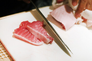 マグロのトロを切る