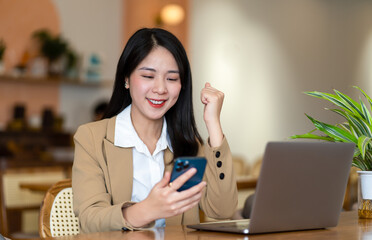 Asian businesswoman working in a cafe