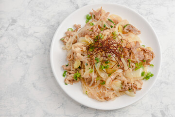 糸コンニャクと豚肉と葱の炒め物
