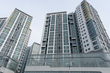 Fototapeta na wymiar 韓国の市街地に建つ集合住宅