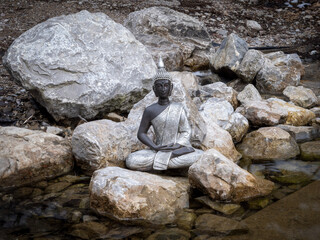 Fototapeta na wymiar statue of Buddha sitting
