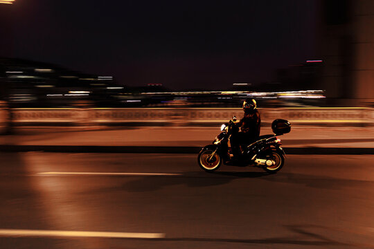 Scooter fil&eacute; sur le pont de Bercy, Paris.