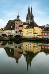 Fototapeta premium Spiegelung der Regensburger Altstadt in der Donau in der Abendsonne