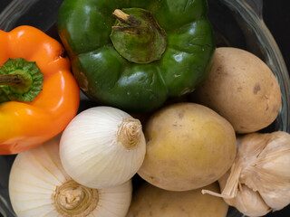 Pepper . tomato . Cucumber . potato . an onion . Garlic . raw .
