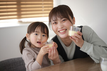 手作りのプリンを食べる親子