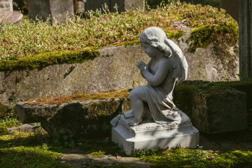Fototapeta na wymiar statue of a person in a garden