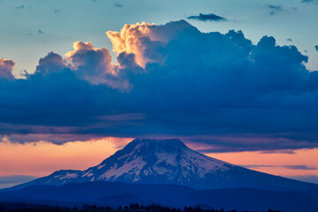 Fototapeta premium Mt. Fuji at sunset with clouds, Yamanashi, Japan