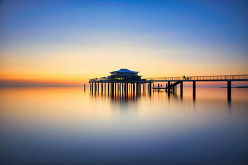Obraz premium Sunset over the pier in the Gulf of Mexico, Florida.