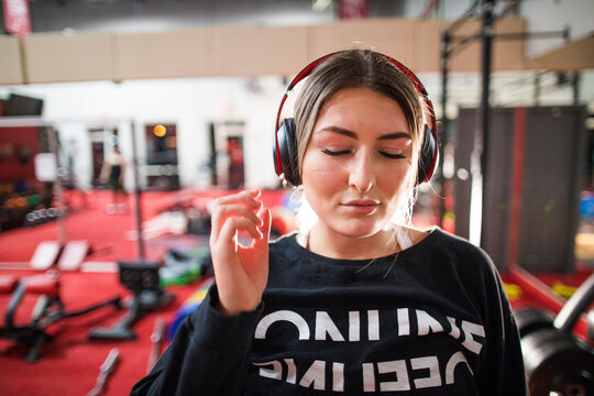 Attractive woman listening to music during a workout at the gym.