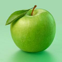 Granny Smith Apfel mit Blatt auf gruenem Fond