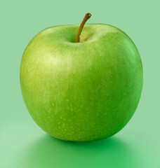 Granny Smith Apfell auf grünem Fond
