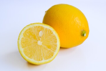 Fototapeta na wymiar 黄色いレモン