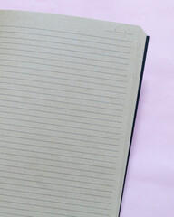 pagina bianca di un notebook su sfondo viola pastello foto verticale