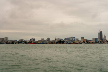 Naklejka premium city skyline at sunset